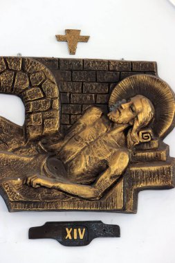 Katolik kilisesi. Haçın yolu. İsa 'nın Tutkusu. İsa mezara kondu. İstasyon 14. 