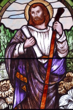 Katolik kilisesi. Lekeli cam pencere. Küçük Aziz James Havari. Vietnam.