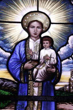 Aziz Nicholas Katedrali Dalat. Lekeli cam pencere. Ao Dai elbisesi içindeki La Vang Leydimiz, Vietnam 'da Katoliklerin zulüm görüp öldürüldüğü bir dönemde bildirilmiş bir Marian hayaletine atıfta bulunuyor. Dalat. Vietnam. 