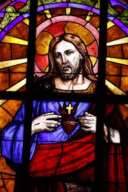 Aziz Nicholas Katedrali Dalat. Lekeli cam pencere. Yüce İsa aşkına! Yaralı eli sembolik kutsal kalbi işaret ediyor. Dalat. Vietnam. 