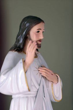 Yüce İsa aşkına! Yaralı eli sembolik kutsal kalbi işaret ediyor. Dong Nai. Vietnam. 