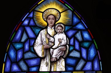 Song Vinh Katolik Kilisesi. Lekeli cam pencere. Ao Dai elbisesi içindeki La Vang Leydimiz, Vietnam 'da Katoliklerin zulüm görüp öldürüldüğü bir dönemde bildirilmiş bir Marian hayaletine atıfta bulunuyor. Vietnam. 