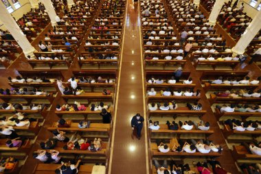 Song Vinh Katolik Kilisesi. Kutsal Perşembe ayini sırasında Katolik dindarlar. Kutsal Perşembe, İsa Mesih 'in Son Yemeği' nin anısıdır. Vietnam. 