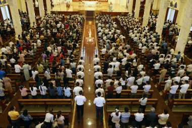 Song Vinh Katolik Kilisesi. Kutsal Perşembe ayini sırasında Katolik dindarlar. Kutsal Perşembe, İsa Mesih 'in Son Yemeği' nin anısıdır. Vietnam. 