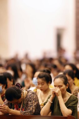 Song Vinh Katolik Kilisesi. Kutsal Perşembe ayini sırasında Katolik dindarlar. Kutsal Perşembe, İsa Mesih 'in Son Yemeği' nin anısıdır. Vietnam. 