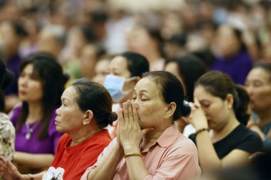 Song Vinh Katolik Kilisesi. Kutsal Perşembe ayini sırasında Katolik dindarlar. Kutsal Perşembe, İsa Mesih 'in Son Yemeği' nin anısıdır. Vietnam. 