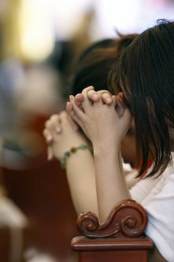 Bu Nghe Katolik Kilisesi. Kutsal hafta. Bir Katolik kilisesinde Palm Sunday kutlaması. Dua eden kadın. Ho Chi Minh şehri. Vietnam. 