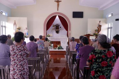 Dominikli rahibeler tarafından işletilen fakir kadınlar için huzurevi. Katolik ayininde kıdemli kadınlar. Dong Nai. Vietnam. 