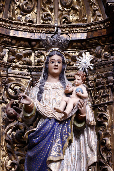 Церковь Пресвятой Богородицы. Дева Мария и дитя. Авейру. Португалия. 