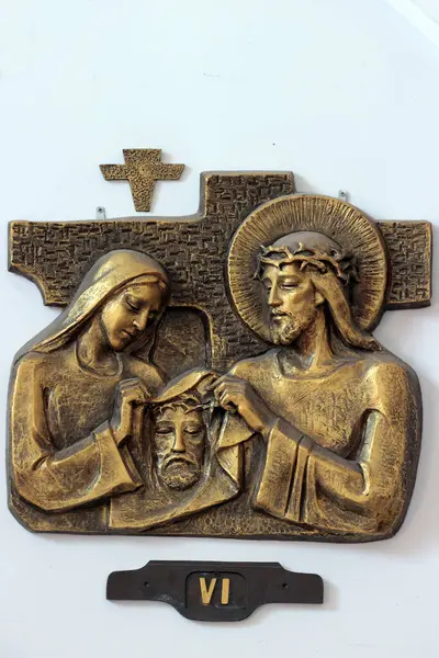 Katolik kilisesi. Haçın yolu. İsa 'nın Tutkusu. Veronica İsa 'nın yüzünü siliyor. İstasyon 6. 