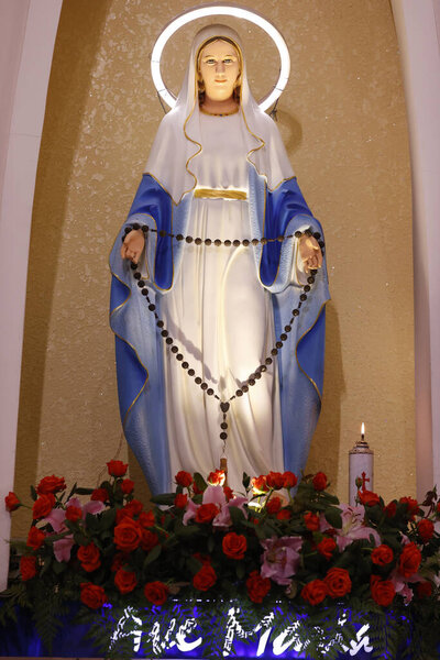 Католическая церковь. Статуя Девы Марии. Аве Мария. Далат. Вьетнам. 