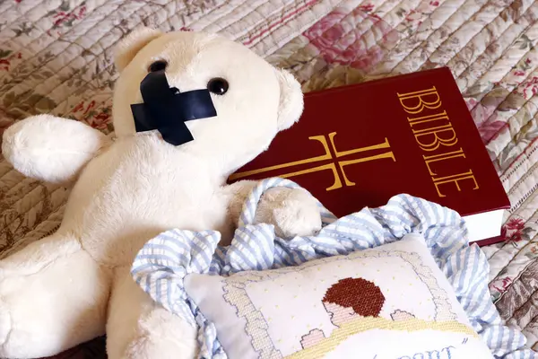 Bær Med Tape Munnen Hans Symbol Taushet Barnemishandling Offer Kristne stockfoto