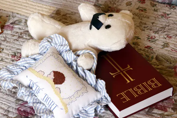 Karhu Teipattuna Suuhunsa Hiljaisuuden Symboli Lasten Hyväksikäytöstä Uhrista Kristillisessä Kirkossa kuvapankkikuva
