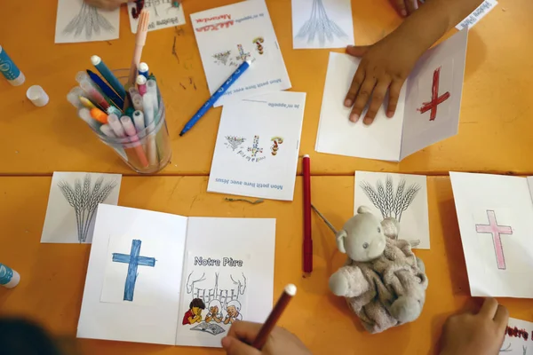 Katholieke Kerk Christelijk Religieus Onderwijs Catechismus Voor Jonge Kinderen Frankrijk Rechtenvrije Stockafbeeldingen