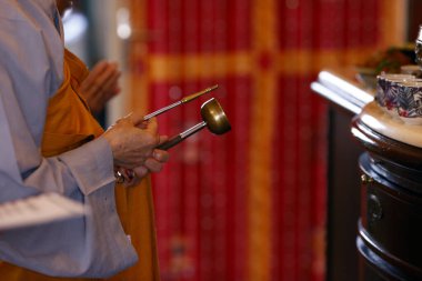 Tu An Budist tapınağı. Budist töreninde rahibe Budist pirinç çanı çalıyor..