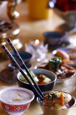 Tu An Budist tapınağı. Ata sunağı. Budist seremonisi için vejetaryen adaklar. 