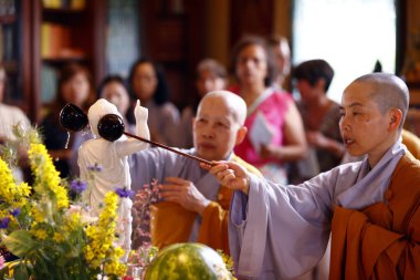 Tu An Budist tapınağı. Vesak kutlaması. Shakyamuni Buddha 'nın doğum günü. Bebek Buda 'yı yıkamak kalbi arındırır..