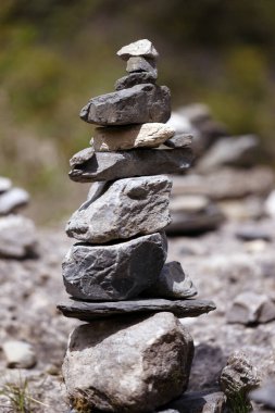 Cairn 'e yakın, taşlanmış piramit, dağlık yolda turistik hafıza işareti.. 