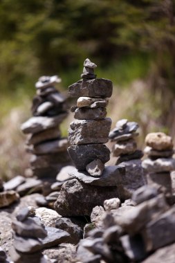 Cairn 'e yakın, taşlanmış piramit, dağlık yolda turistik hafıza işareti.. 