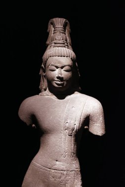 Bangkok Ulusal Müzesi. Bodhisattva Avalokiteshvara. Buddha Amitabha. 7. yüzyıl kum taşı. Tayland.
