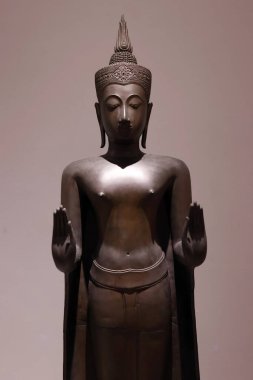 Bangkok Ulusal Müzesi. Buddha imajı kraliyet şatosunda, Abhaya Mudra 'da iki elini kaldırıyor. Ayutthaya. 16. yüzyıl. Tayland.