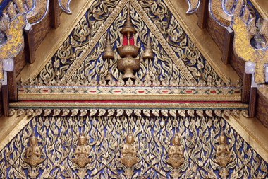 Wat Phra Kaew tapınağı. Çatı müfrezesi. Mimarlık. Bangkok 'ta. Tayland.