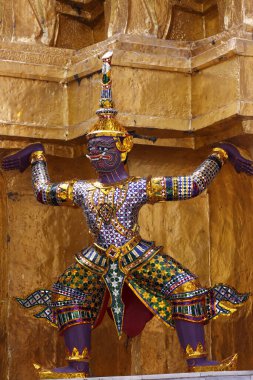 Temple 'ı destekleyen iblis gardiyan. Wat Phra Kaew tapınağı. Bangkok 'ta. Tayland.