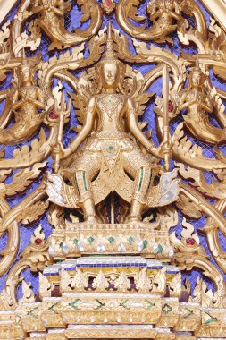 Wat Phra Kaew tapınağı. Çatı müfrezesi. Mimarlık mı? Bangkok 'ta. Tayland.