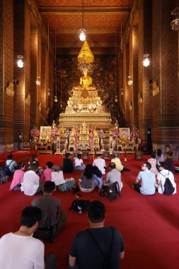 Wat Pho tapınağı. Oturan Buda heykeli Phra Phuttha Thewapatimakon. Bangkok 'ta. Tayland.