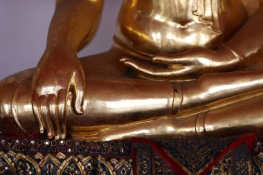 Wat Pho tapınağı. Altın Buda heykeli. Meditasyon. Mudra. Bangkok 'ta. Tayland.