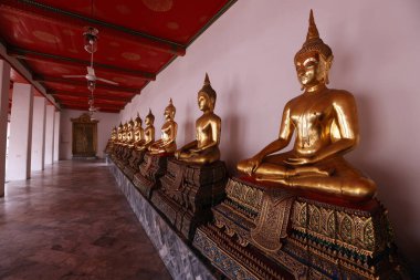 Wat Pho tapınağı. Altın Buda heykelleri sırası. Meditasyon. Bangkok 'ta. Tayland.