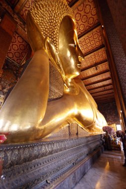 Wat Pho tapınağı. Büyük altın Buda heykeli (Phra Buddhasaiyas). Bangkok 'ta. Tayland.