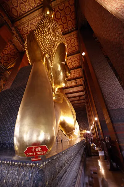 Wat Pho tapınağı. Büyük altın Buda heykeli (Phra Buddhasaiyas). Bangkok 'ta. Tayland.