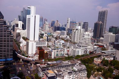 Bangkok şehrinin ufuk çizgisi Skytrain tren hattını ve ana turistik alanı gösteriyor. Bangkok 'ta. Tayland. 