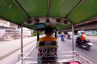 Tuk Tuk Bangkok 'ta şoför. Tuk tuk, Güney Doğu Asya 'nın karakteristik bir taksisidir. Bangkok 'ta. Tayland. 