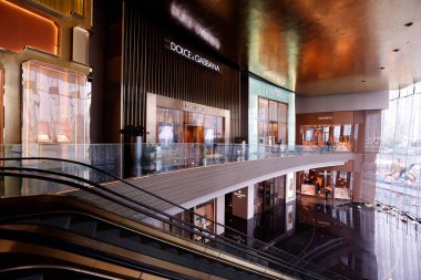 Alışveriş merkezini düşünüyorum. Altın temalı lüks iç tasarım. Dolce Gabana. Bangkok 'ta. Tayland. 