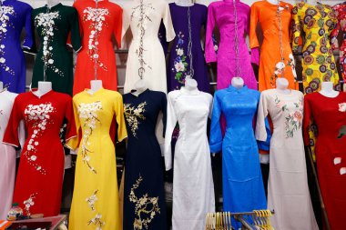 Ben Thanh Pazarı. Ao Dai elbise dükkanı. Ho Chi Minh şehri. Vietnam. 