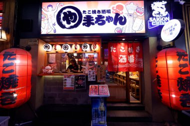 Geceleri Japon restoranının kapıları. Ho Chi Minh şehri. Vietnam. 