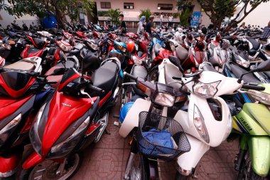 Motosiklet ve scooterlar için park etmek. Ho Chi Minh şehri. Vietnam. 