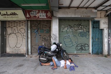 Sokakta uyuyan adam. Ho Chi Minh şehri. Vietnam. 