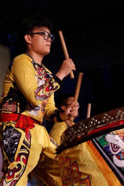 Geleneksel Çin Yeni Yılı için davul ve perküsyon müziği. Ho Chi Minh şehri. Vietnam. 