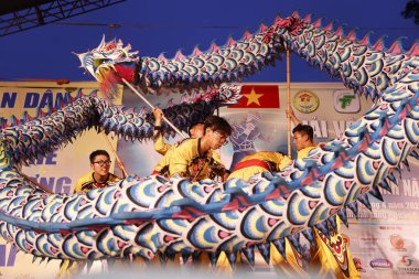 Ejderha dansçıları, Çin Yeni Yılı. Ho Chi Minh şehri. Vietnam. 