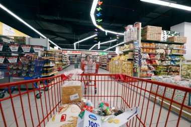 Süpermarkette dolu bir araba. Shooping. Vung Tau. Vietnam. 