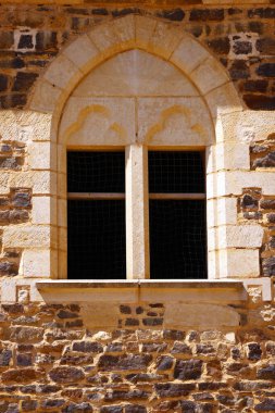 Guedelon Kalesi, ortaçağ bölgesi. Orta Çağ 'da kullanılan teknik ve materyalleri kullanan bir şato inşaatı. Treigny. Fransa.