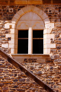 Guedelon Kalesi, ortaçağ bölgesi. Orta Çağ 'da kullanılan teknik ve materyalleri kullanan bir şato inşaatı. Treigny. Fransa.