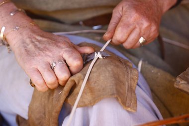 Guedelon Kalesi, ortaçağ bölgesi. Orta Çağ 'da kullanılan teknik ve materyalleri kullanan bir şato inşaatı. Treigny. Fransa.
