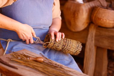 Guedelon Kalesi, ortaçağ bölgesi. Orta Çağ 'da kullanılan teknik ve materyalleri kullanan bir şato inşaatı. Treigny. Fransa.