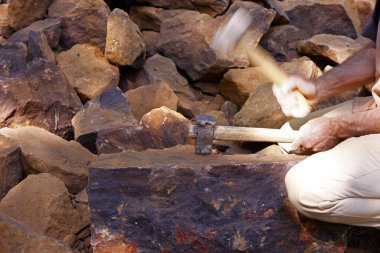 Guedelon Kalesi, ortaçağ bölgesi. Orta Çağ 'da kullanılan teknik ve materyalleri kullanan bir şato inşaatı. Treigny. Fransa.