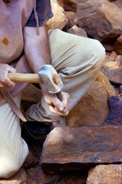 Guedelon Kalesi, ortaçağ bölgesi. Orta Çağ 'da kullanılan teknik ve materyalleri kullanan bir şato inşaatı. Treigny. Fransa.