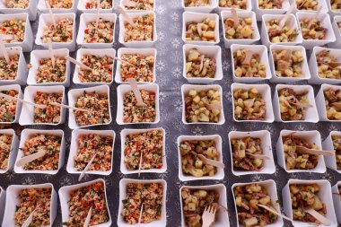 Lokanta büfesinde atıştırmalık salata.. 